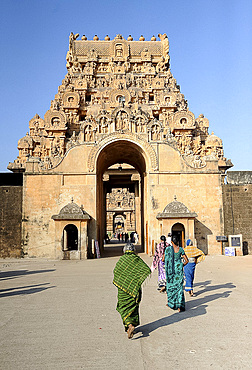 Outer carved stone entrance gate to 11th century Brihadisvara Cholan temple, UNESCO World Heritage Site, Thanjavur, Tamil Nadu, India, Asia