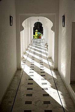 Sunlight on Moghul style passageway, Udaipur, Rajasthan, India, Asia