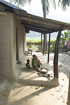 Bihari mother and child at home, Ganeshpahar village, Assam, India, Asia