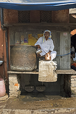 Man offering drinking water in the hot weather, Jaipur, Rajasthan, India, Asia