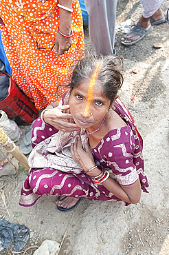 Rural Bihari woman with orange Vaishnavite teeka on her forehead, depicting the third eye, Sonepur, Bihar, India, Asia