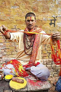 Pundit with Brahman sandalwood paste tilak on his forehead showing holy threads and coloured powder, Hariharnath temple, Sonepur, Bihar, India, Asia