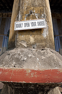 Notice requesting visitors to remove their shoes at the entrance to the Hugli Imambara, on the west bank of the Hugli river, West Bengal, India, Asia