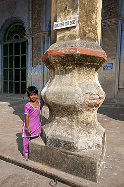 Young girl outside the mosque in the Hugli Imambara, on the west bank of the Hugli river, West Bengal, India, Asia