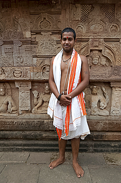 Monk of the Saiva Pasupata sect outside the 7th century Parasurameswar Hindu temple dedicated to Shiva, Bhubaneshwar, Orissa, India, Asia