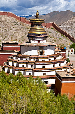 Magnificent tiered Kumbum, literally one hundred thousand images, of the Palcho Monastery, the largest chorten in Tibet, Gyantse, Tibet, China, Asia