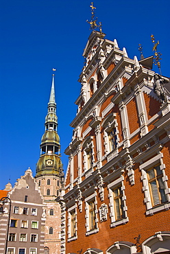 The House of the Blackheads and St. Peters church at the Latvian Riflemen Square (Latviesu strelnieku laukums), Riga, Latvia, Baltic States, Europe