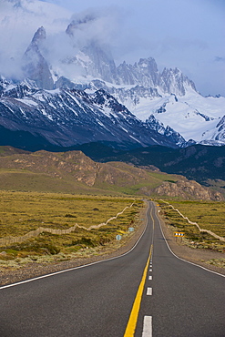 Road leading to Mount Fitzroy near El Chalten, Los Glaciares National Park, UNESCO World Heritage Site, Patagonia, Argentina, South America