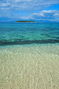 Clear waters on Beachcomber Island with a little islet in the background, Mamanucas Islands, Fiji, South Pacific, Pacific