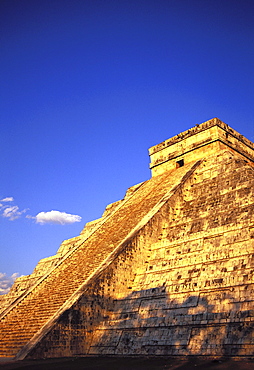 The Pyramid of Kukulcan (El Castillo), Chichen Itza, UNESCO World Heritage Site, Mexico, North America