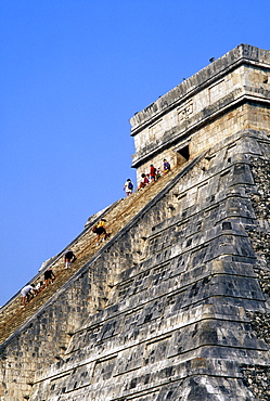 Tourists climbing the Pyramid of Kukulcan (El Castillo), Chichen Itza, UNESCO World Heritage Site, Mexico, North America