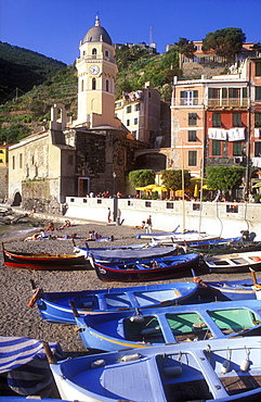 Fishing boats moored on the beach, Vernazza, Cinque Terre, UNESCO World Heritage Site, Liguria, Italy, Europe