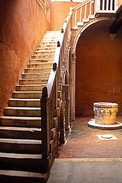 Staircase and well head, Casa di Goldoni, Palazzo Centani, Venice, Veneto, Italy, Europe