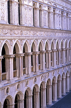 View of the courtyard, Doge's Palace, (Palazzo Ducale), Venice, UNESCO World Heritage Site, Veneto, Italy, Europe