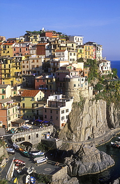 Fishing village with multi colored houses facing the sea, Manarola, Cinque Terre, UNESCO World Heritage Site, Liguria, Italy, Europe