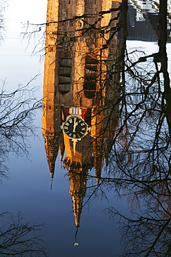 The leaning tower of the Oude Kerk (Oude Jan) (Scheve Jan) reflected in the Oude Delft canal in Delft, South Holland, The Netherlands, Europe