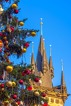 Church of Tyn and Christmas Markets, Staromestske namesti (Old Town Square), Stare Mesto (Old Town), UNESCO World Heritage Site, Prague, Czech Republic, Europe