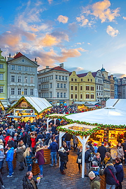 Christmas Markets, Staromestske namesti (Old Town Square), Stare Mesto (Old Town), UNESCO World Heritage Site, Prague, Czech Republic, Europe