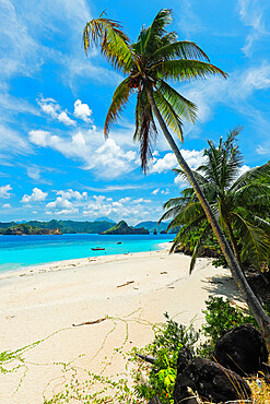 Mahoro Island white sand beach with Masare and Pahepa Islands beyond, Mahoro, Siau, Sangihe Archipelago, North Sulawesi, Indonesia, Southeast Asia, Asia