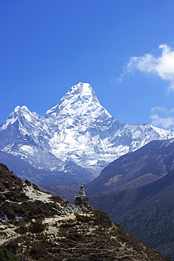 Buddhist stupa on trail with Ama Dablam behind, near Tengboche, Sagarmatha National Park, UNESCO World Heritage Site, Solukhumbu District, Nepal, Himalayas, Asia