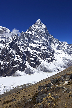 Cholatse from the Chola Khola valley, Sagarmatha National Park, UNESCO World Heritage Site, Solukhumbu District, Nepal, Himalayas, Asia