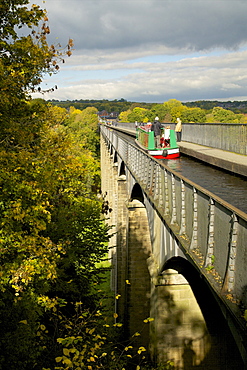 Narrowboat crossing the River Dee in autumn on the Pontcysyllte Aqueduct, built by Thomas Telford and William Jessop, UNESCO World Heritage Site, Froncysyllte, near Llangollen, Denbighshire, Wales, United Kingdom, Europe