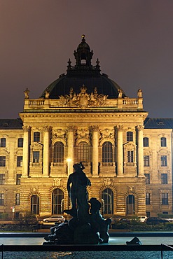Neptune Fountain in in front of the Justizpalast, Munich, Bavaria, Germany, Europe