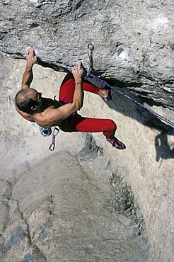 Freeclimber in the climbing area Baerenschlucht, Fraenkische Schweiz, Germany