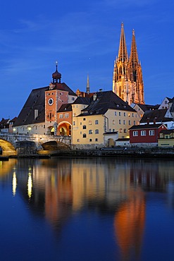 Regensburg, Stone Bridge, Bruecktor, cathedral, Danube, Upper Palatinate, Bavaria, Germany