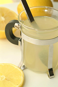 Hot lemon against colds