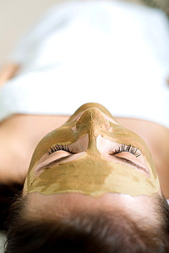 Patient in a physiotherapy practice getting a Rhassoul powder mask