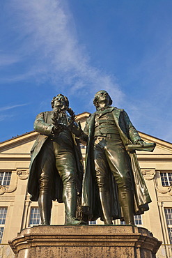 Monument to Goethe and Schiller, Deutsches Nationaltheater, German National Theatre, Theaterplatz square, Weimar, Thuringia, Germany, Europe