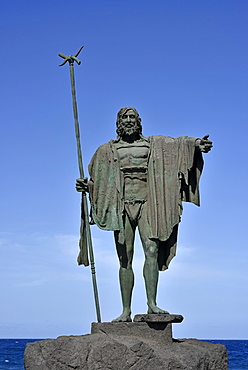 Mencey Statue on the Candelaria Promenade, Statue of Guanchen King Beneharo, Tenerife, Canary Islands, Spain, Europe