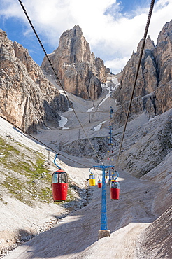 Colourful gondola lift, built in 1956, to Lorenzihutte refuge, 2932 m, Rifugio Son Forca, Cristallo group Ampezzo Dolomites, Cortina d'Ampezzo, Province of Belluno, Veneto, Italy, Europe