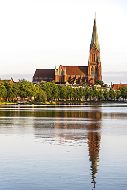 View over the Pfaffenteich to the cathedral, Schwerin, Mecklenburg-Western Pomerania, Germany, Europe