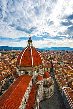 Florence Cathedral, Cattedrale di Santa Maria del Fiore with the dome by Brunelleschi, with the city, UNESCO World Heritage Site, Florence, Tuscany, Italy, Europe