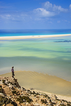 Yemenite man overlooking the Detwah lagoon, near Qalansia, Socotra, Yemen, Asia