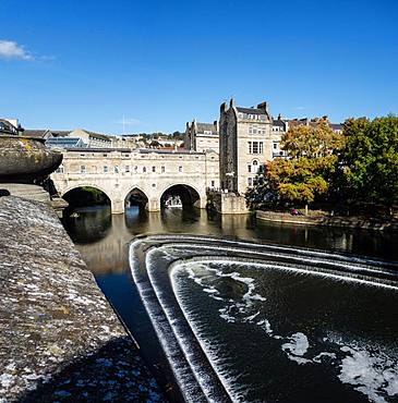 Pultney Bridge over the river Avon in the old town of Bath, Bath, Somerset, England, Great Britain