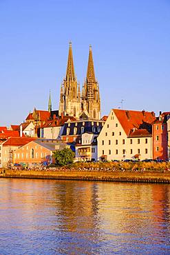 Danube and old town with cathedral in the evening, Regensburg, Upper Palatinate, Bavaria, Germany, Europe