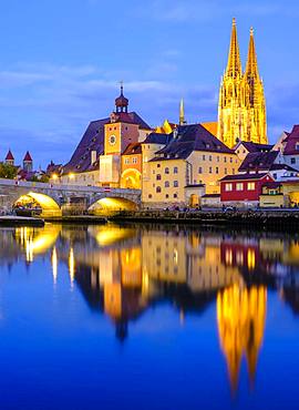 Illuminated Old Town with Stone Bridge and Cathedral reflected in the Danube at dusk, Regensburg, Upper Palatinate, Bavaria, Germany, Europe