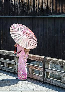 Japanese woman with pink kimono and Japanese parasol, Gion Shirakawa, Kyoto, Japan, Asia