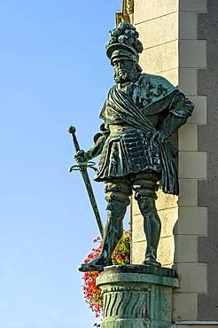 George I of Frundsberg, bronze statue of Jakob Bradl, City Hall, Marienplatz, Old Town, Mindelheim, Swabia, Bavaria, Germany, Europe