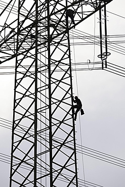 High voltage engineers working on high voltage pylons, Baden-Wuerttemberg, Germany, Europe