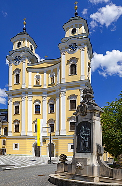 Basilica of St. Michael and fountain Princess Ignazia von Wrede, market place, Mondsee, Salzkammergut, Upper Austria, Austria, Europe