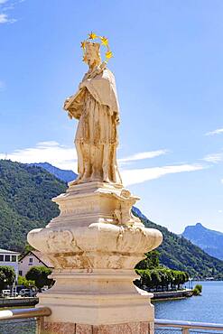 Nepomuk statue on the Traun bridge, Gmunden, Lake Traun, Salzkammergut, Upper Austria, Austria, Europe