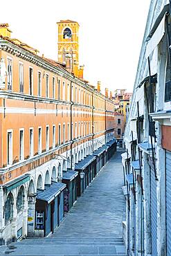 Closed souvenir shops at the Rialto Bridge due to the Corona Pandemic, Venice, Veneto, Italy, Europe