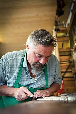 Work on the lid of the instrument, master luthier Rainer W. Leonhardt, Mittenwald, Bavaria, Germany, Europe