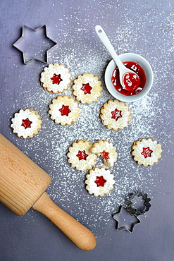 Spitzbube, cookie with dough roll and bowl with currant jelly, Germany, Europe