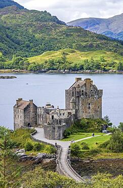 Eilean Donan Castle bei Dornie, Western Ross, Loch Duich, West Highlands, schottisches Hochland, Schottland, Grossbritannien