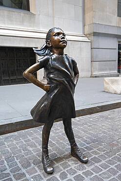 Bronze-Statue Fearless Girl, furchtloses Maedchen von der amerikanischen Bildhauerin Kristen Visbal vor dem Gebaeude der New Yorker Boerse, New York Stock Exchange, NYSE, Wall Street, Finanzbezirk, Manhattan, New York City, New York State, USA, North America